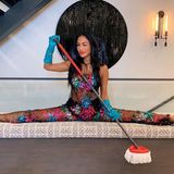Wenn schon Quarantäne, dann bitte glamourös! Eine überaus gelenkige Nicole Scherzinger stellt auf Instagram ihr neues Glitzer-Outfit zum Putzen und Kochen vor. Mit Augenzwinkern versteht sich.