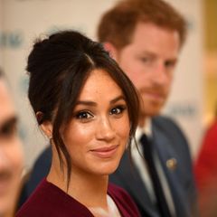 Seit April 2020 sind Herzogin Meghan und Prinz Harry offiziell keine "Senior Royals" mehr. Eine turbulente Zeit liegt hinter dem jungen Paar – zu viel für Meghan? Sie scheint Schutz zu suchen und trägt eine symbolträchtige Halskette ...