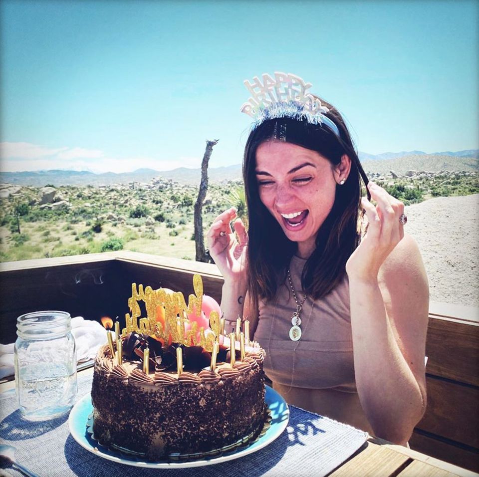 30. April 2020 Ana de Armas flippt vor Freude schier aus. Zu ihrem 32. Geburtstag überrascht Ben Affleck sie mit einer großen Cremetorte. Mit dem Geburtstags-Haarreif sieht sie fast aus wie eine Prinzessin mit Krönchen. 30. April 2020 Ana de Armas flippt vor Freude schier aus. Zu ihrem 32. Geburtstag überrascht Ben Affleck sie mit einer großen Cremetorte. Mit dem Geburtstags-Haarreif sieht sie fast aus wie eine Prinzessin mit Krönchen.