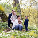 Zur Begrüßung des kuscheligen Familienmitgliedes posieren Prinz Daniel und Prinzessin Victoria mit Estelle und Oscar sowie Cavapoo-Mischling Rio für ein neues, vollständiges Familienporträt im schönen Schlossgarten.