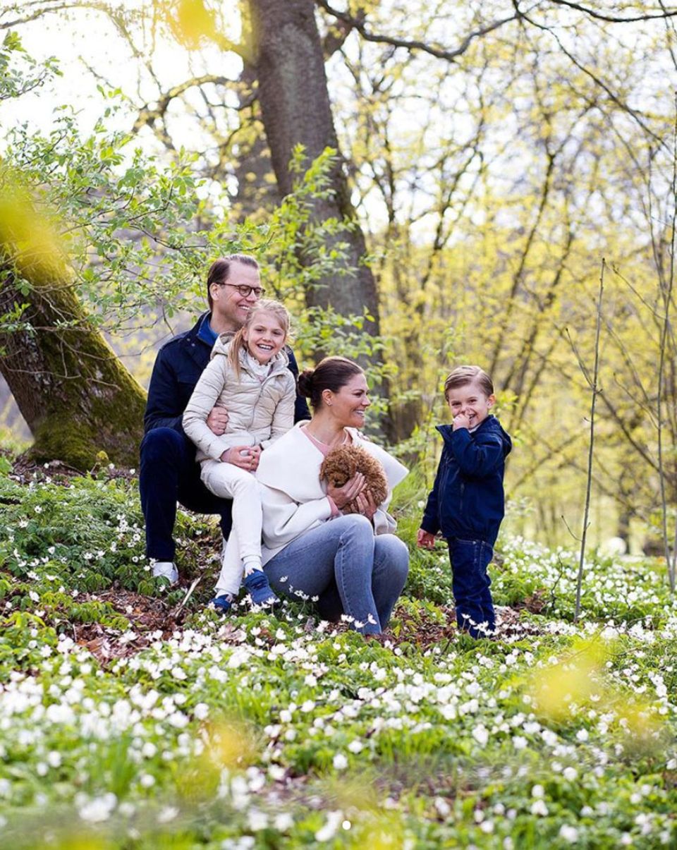 Zur Begrüßung des kuscheligen Familienmitgliedes posieren Prinz Daniel und Prinzessin Victoria mit Estelle und Oscar sowie Cavapoo-Mischling Rio für ein neues, vollständiges Familienporträt im schönen Schlossgarten. Zur Begrüßung des kuscheligen Familienmitgliedes posieren Prinz Daniel und Prinzessin Victoria mit Estelle und Oscar sowie Cavapoo-Mischling Rio für ein neues, vollständiges Familienporträt im schönen Schlossgarten.