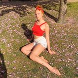 Im Londoner Stadtteil Chelsea aalt sich Anna Ermakova in der Frühlingssonne. In knappen Spitzen-Shorts und einem roten Crop-Top ist sie für die warmen Temperaturen bestens gerüstet – doch es ist etwas anderes, dass die Blicke des Betrachters auf sich zieht. Auf Annas linkem Bein sind Blütenblätter der Wiese zu erkennen. Scheinbar hat sich das Model beim Suchen der richtigen Pose mehrfach umgesetzt, sodass die Blumenblätter ein schönes Muster auf ihrem Bein hinterlassen haben.