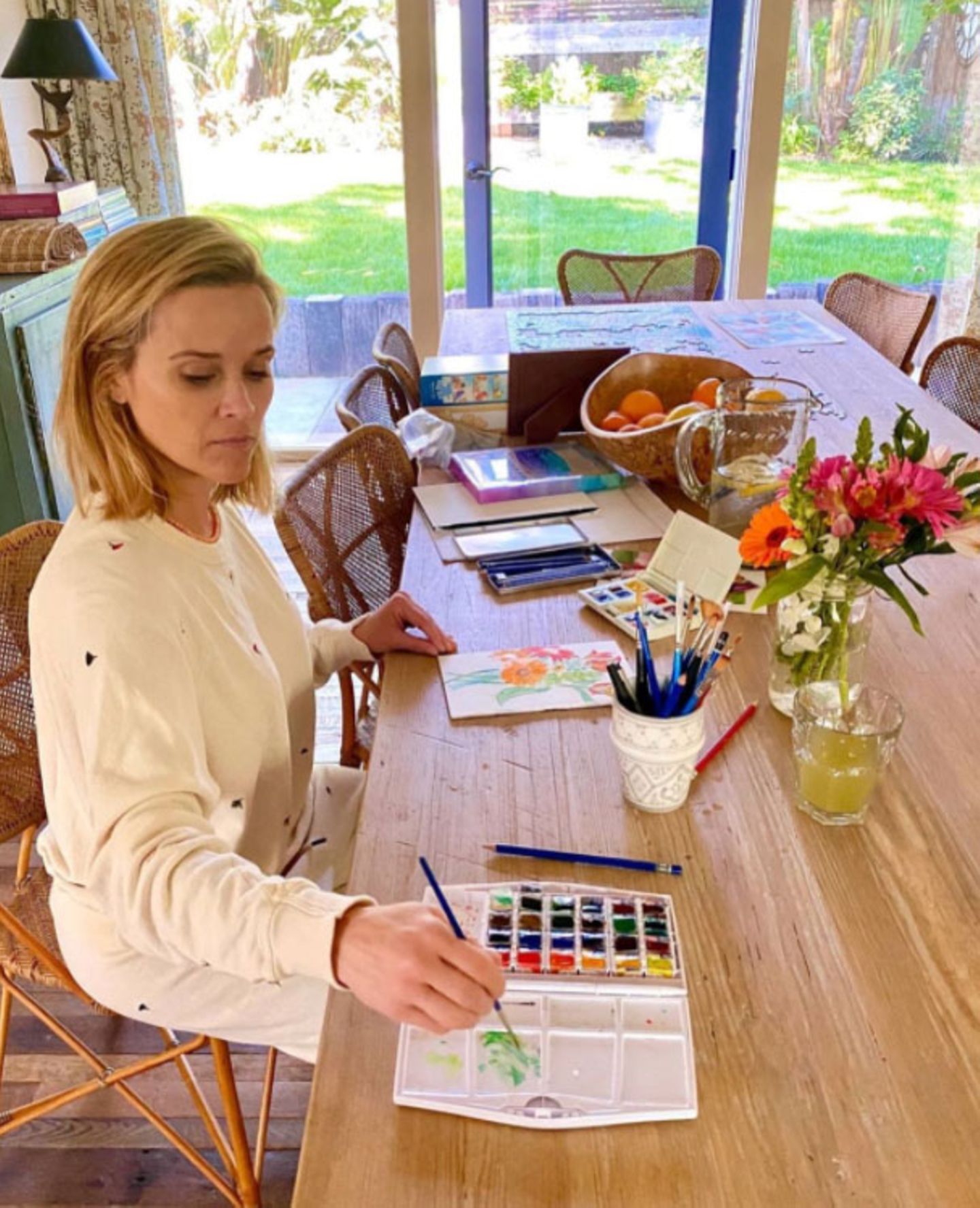 Schauspielerin Reese Witherspoon greift während der Quarantäne zum Pinsel und entdeckt so ein weiteres Talent. Nachdem sie sich die Malutensilien von ihrer Mutter geborgt hat, entsteht auf ihrem Küchentisch ein hübsches, blumiges Kunstwerk in Wasserfarbe.