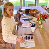 Schauspielerin Reese Witherspoon greift während der Quarantäne zum Pinsel und entdeckt so ein weiteres Talent. Nachdem sie sich die Malutensilien von ihrer Mutter geborgt hat, entsteht auf ihrem Küchentisch ein hübsches, blumiges Kunstwerk in Wasserfarbe.