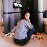 Wenn Popstar Selena Gomez nicht ins Tonstudio kann, kommt es eben zu ihr nach Hause.