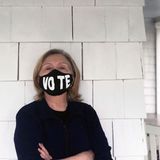 "Kein Make-Up? Kein Hosenanzug? Kein Problem!", schreibt Hillary Clinton zu ihrem Schnappschuss auf Instagram. Diese beiden Dinge zählen gerade wirklich für die US-Politikerin: Maske tragen und wählen gehen!