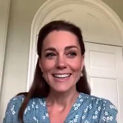 Ein neuer Tag im Homeoffice von Herzogin Catherine: Per Video-Konferenz spricht sie mit Hebammen, frisch gebackenen Eltern und Experten darüber, welche Herausforderungen die Coronakrise für sie birgt. Das Video zeigt Kate mit einem Half-Bun und funkelnden Ohrringen. Außerdem trägt sie das "Aurora"-Dress mit süßem Blumenmuster des Labeln Boden für rund 125 Euro. Ein Look, den Kate bereits zu einem anderen besonderen Anlass wählt ...