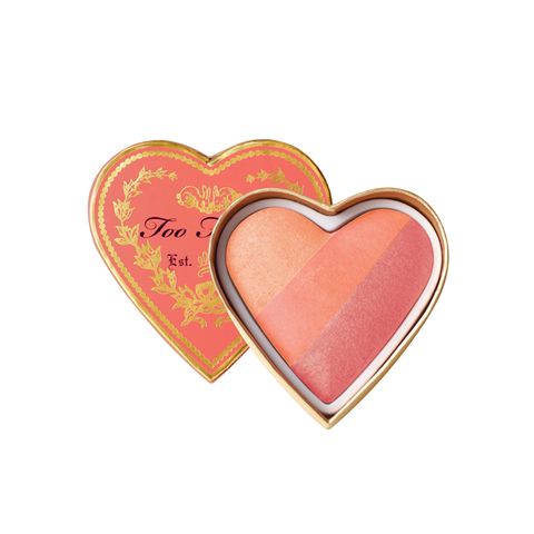 Das "Sweethearts Blush" von Too Faced ist nicht nur optisch das perfekte Geschenk zum Muttertag. Drei aufeinander abgestimmte Nuancen sorgen für einen strahlenden, jünger und vital aussehenden Teint. Ca. 27 Euro.