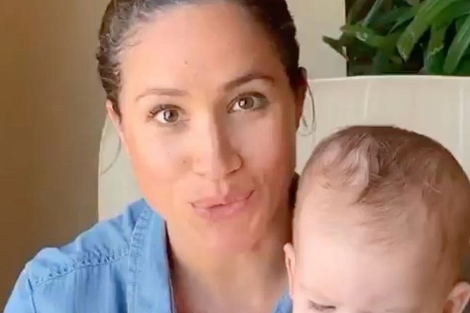 Baby Archie: Das Buch mit dem Sticker - wahrscheinlich ein Geschenk von Oprah Winfrey - scheint eins von Baby Archies Lieblingsbüchern zu sein, die Ecken sind schon ganz abgenutzt. Das Buch mit dem Sticker - wahrscheinlich ein Geschenk von Oprah Winfrey - scheint eins von Baby Archies Lieblingsbüchern zu sein, die Ecken sind schon ganz abgenutzt.