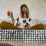 Allein zuhaus? Taylor Swift nutzt den freien Platz auf dem Sofa, um es sich mit einem Gläschen Wein auch alleine gemütlich zu machen.