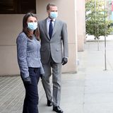 Königin Letizia und König Felipe beweisen bei ihrem Besuch des Elektronik-Kontrollzentrum "CECOEL" bei Red Eléctrica in Madrid nicht nur ihr Stilbewusstsein, sondern auch Verantwortungsbewusstsein, indem sie sich - gemäß der Hygienevorschriften - mit Maske zeigen. Letizia wählt als Outfit eine klassisch-elegante Kombination aus einer schlichten, dunklen Stoffhose und einem Blazer in Tweed-Optik.