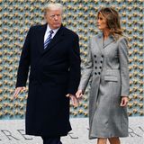 Der 8. Mai ist als "Tag der Befreiung" oder auch "VE-Day" in die Geschichte eingegangen, denn er markiert das Ende des Zweiten Weltkrieges. Bei den Feierlichkeiten am "World War II Memorial" in Washington setzt Melania Trump auf schlichte Fashion-Klassiker. Mit dem zweireihigen Mantel von Altuzarra ist die First Lady nicht nur dem Anlass entsprechend gekleidet, durch seinen taillierten Schnitt hat der Mantel den Vorteil, dass er die Silhouette der First Lady optisch streckt. Zusätzlich wird der Effekt von den schwarzen Manolo-Blahnik-Pumps für ca. 575 Euro unterstützt. 