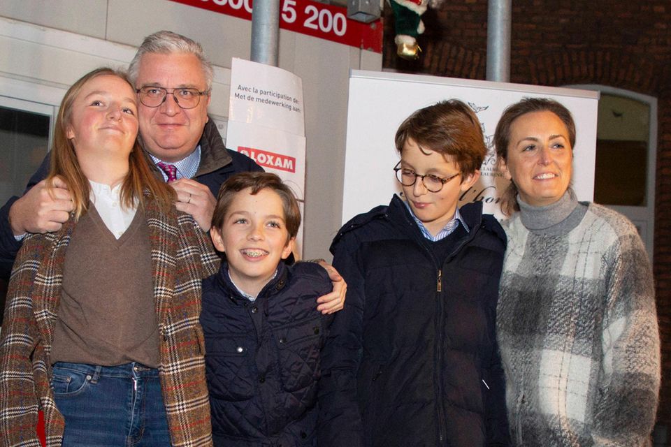 Belgische Royals : Prinz Laurent (2.v.l.) und Prinzessin Claire (r.) mit ihren Kindern Prinz Laurent (2.v.l.) und Prinzessin Claire (r.) mit ihren Kindern