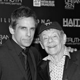 11. Mai 2020: Jerry Stiller (92 Jahre)  Der aus US-Sitcoms bekannte Schauspieler Jerry Stiller ist tot. Das gab sein Sohn Ben Stiller (54) am Montag bekannt. "Ich habe die traurige Nachricht zu überbringen, dass mein Vater gestorben ist", steht in der Twitter-Nachricht. In "King of Queens" spielte er den kauzigen Schwiegervater Arthur Spooner, aber auch in der 90er-Jahre-Serie "Seinfeld" war er häufig zu sehen. Stiller wirkte auch in etlichen Kinofilmen mit, darunter "Zoolander", "Airport 2" und "Stoppt die Todesfahrt der U-Bahn 123".
