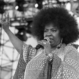 10. Mai 2020: Betty Wright (66 Jahre)  Die Musikwelt trauert erneut um einen Star. Die Soulsängerin Betty Wright ist im Alter von 66 Jahren gestorben. Bereits mit 14 Jahren hielt sie sich mit dem Song "Girls Can't Do What the Guys Do" in den Charts, der Durchbruch kam im Alter von 17 Jahren mit "Clean Up Woman". Für ihren Song "Where Is The Love" erhielt sie sogar einen Grammy. Nun ist die Soulstimme verstummt.