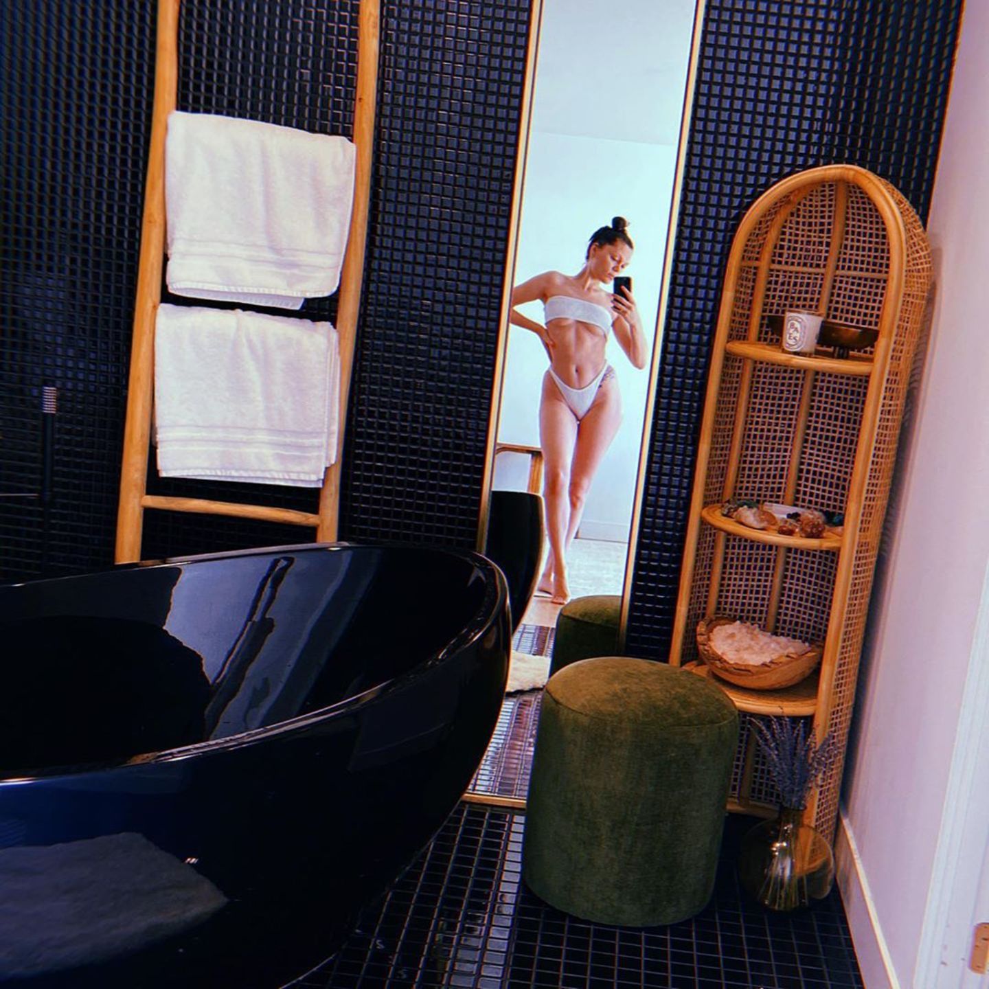 Oh là là! Jessie J posiert in knappem Höschen und noch knapperen Bandeau-Top, das ein wenig Underboob zeigt, vor dem Spiegel in ihrem luxuriösen und stilvoll eingerichteten Badezimmer. Dazu schreibt die Sängerin: "Alexa spiele 'Feeling Good' von Nina Simone". Offenbar gefällt der Freundin von Channing Tatum also, was sie sieht!
