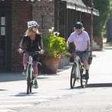 Die autoleeren Straßen in Zeiten der Pandemie sind ein Traum für begeisterte Radfahrer. Auch Goldie Hawn und Gatte Kurt Russell nutzen das sonnige Wetter für eine gemeinsame Tour durch Los Angeles.