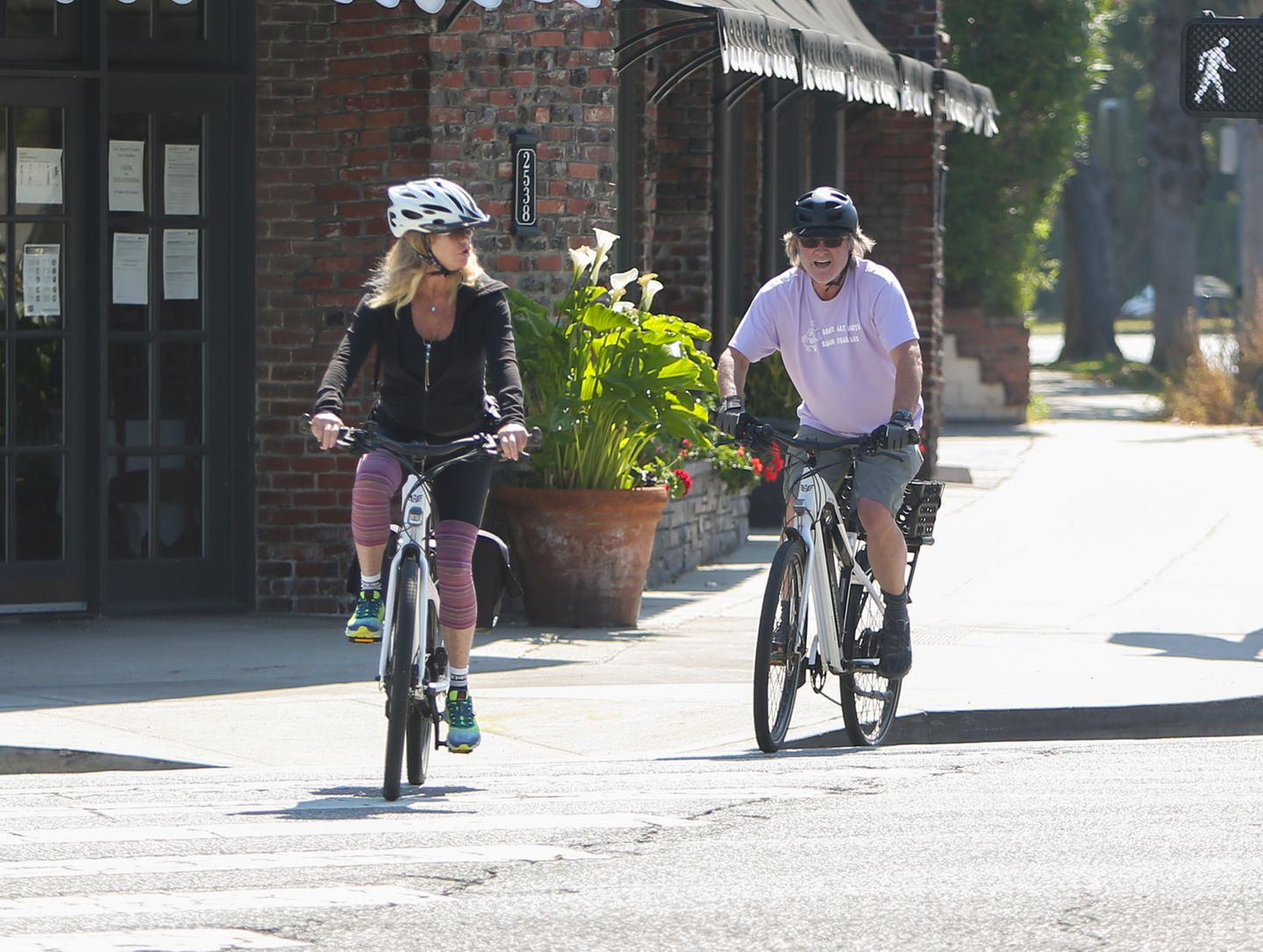 Die autoleeren Straßen in Zeiten der Pandemie sind ein Traum für begeisterte Radfahrer. Auch Goldie Hawn und Gatte Kurt Russell nutzen das sonnige Wetter für eine gemeinsame Tour durch Los Angeles.