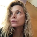 Wow! Michelle Pfeiffer zeigt auf diesem Instagram-Bild, dass es nicht immer Make-up bedarf, um gut auszusehen. Kaum zu fassen, dass die Schauspielerin bereits 62 Jahre alt ist! Zu ihrem ungeschminkten Selfie schreibt sie: "Ist es schon vorbei?", womit sie offensichtlich die Quarantäne beziehungsweise Coronakrise meinen dürfte, was ihren nachdenklichen Blick erklärt.