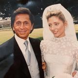Was für ein besonderes Fundstück: Zur Hochzeit von Marie-Chantal von Griechenland und ihrem Mann Paul wurde noch analog geknipst. Unter den 1400 Gästen befand sich auch der 88-jährige Modeschöpfer Valentino Garavani, der nicht nur mit der Braut auf dem Bild posiert, sondern auch ihr traumhaft schönes Kleid angefertigt hat. Anlässlich seines Geburtstags, ehrt Marie-Chantal den Designer mit diesem hübschen Erinnerungsfoto. 