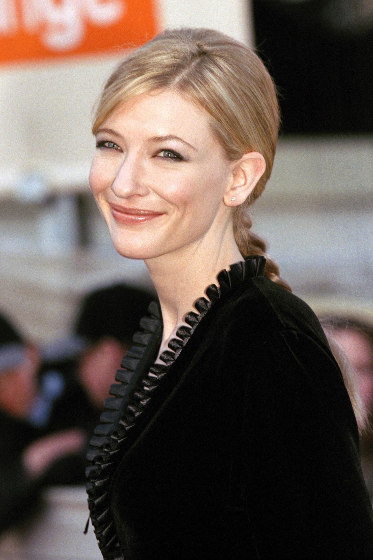 1999 erscheint Cate Blanchett in einem schwarzen Samtkleid und einem langen, geflochtenem Pferdeschwanz zu den British Academy Film Awards. Zu diesem Zeitpunkt ist die hübsche Schauspielerin 30 Jahre alt. 