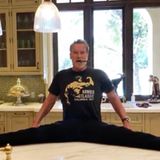 Keine Frage, Arnold Schwarzenegger ist mit 72 Jahren immer noch topfit. Doch bei diesem Bild kommt man schon ins Staunen: Mit Zigarre im Mund sitzt der Ex-"Terminator" lässig m Spagat auf der Küchenablage und vollzieht ein paar Dehnübungen. Mit seinem Instagram-Video erlaubt sich Arnie allerdings einen kleinen Scherz...