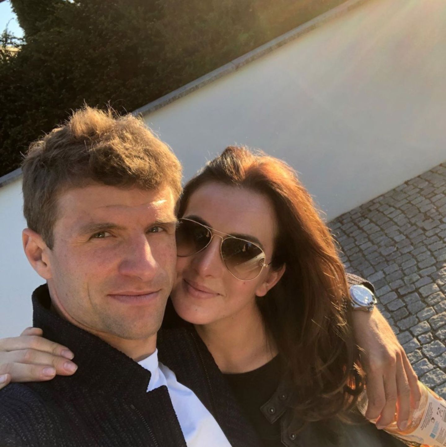 7. Mai 2020  Thomas und Lisa Müller genießen die gemeinsame Zeit in Quarantäne. Das Paar, das bereits seit über 10 Jahren verheiratet ist, wirkt dabei verliebt wie am ersten Tag.
