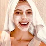Auch Model Devon Windsor war mit von der Partie und zeigt sich ganz nahbar mit einem Handtuch-Turban - und natürlich einer Gesichtsmaske. Beim #SturmMaskathon führte Dr. Barbara Sturm inspirierende Gespräche mit Experten, es gab musikalische Live-Auftritte und Videobotschaften vieler internationaler Stars.