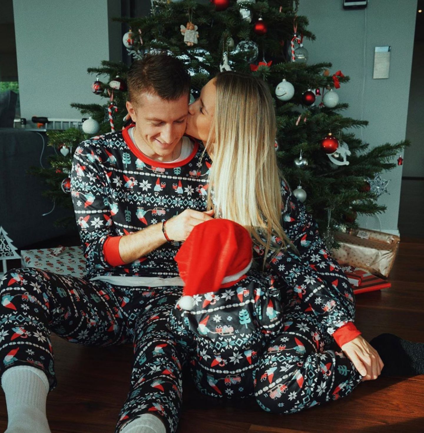 24. Dezember 2019  Im gemütlichen Feiertags-Familien-Outfit wünschen Scarlett Gartmann und Marco Reus ihren Fans fröhliche Weihnachtsgrüße via Instagram.