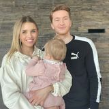 27. März 2020  Scarlett Gartmann und Fußballer Marco Reus sind seit einem Jahr glückliche Eltern einer Tochter. Wohingegen die Model-Mama gerne Fotos mit der Kleinen auf Instagram teilt, sind Familienportäts wie dieses eher eine Seltenheit.