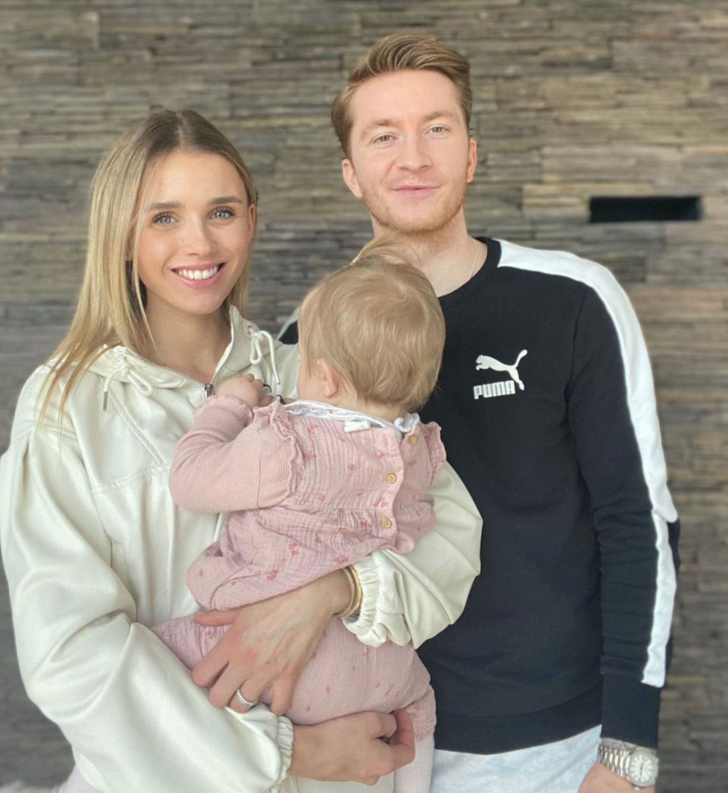 27. März 2020  Scarlett Gartmann und Fußballer Marco Reus sind seit einem Jahr glückliche Eltern einer Tochter. Wohingegen die Model-Mama gerne Fotos mit der Kleinen auf Instagram teilt, sind Familienportäts wie dieses eher eine Seltenheit.