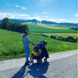 Landluft tut gut! Sila Sahin genießt bei einem schönen Spaziergang mit Sohn Elija den Sonnenschein.