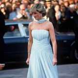 Prinzessin Diana schwebt 1987 in diesem Traumkleid von Catherine Walker über den roten Teppich von Cannes.