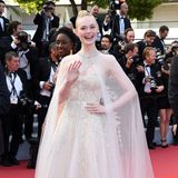 Wie eine Prinzessin schwebt Elle Fanning 2019 in diesem Traumkleid von Ralph & Russo über den roten Teppich von Cannes.
