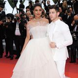 Traumpaar in Weiß: Priyanka Chopra bezaubert 2019 neben ihrem Gatten Nick Jonas in einem Couture-Kleid von Georges Hobeika.