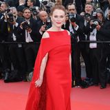 Julianne Moore begeistert 2018 in diesem farblich auffälligen Red-Carpet-Traum von Givenchy.