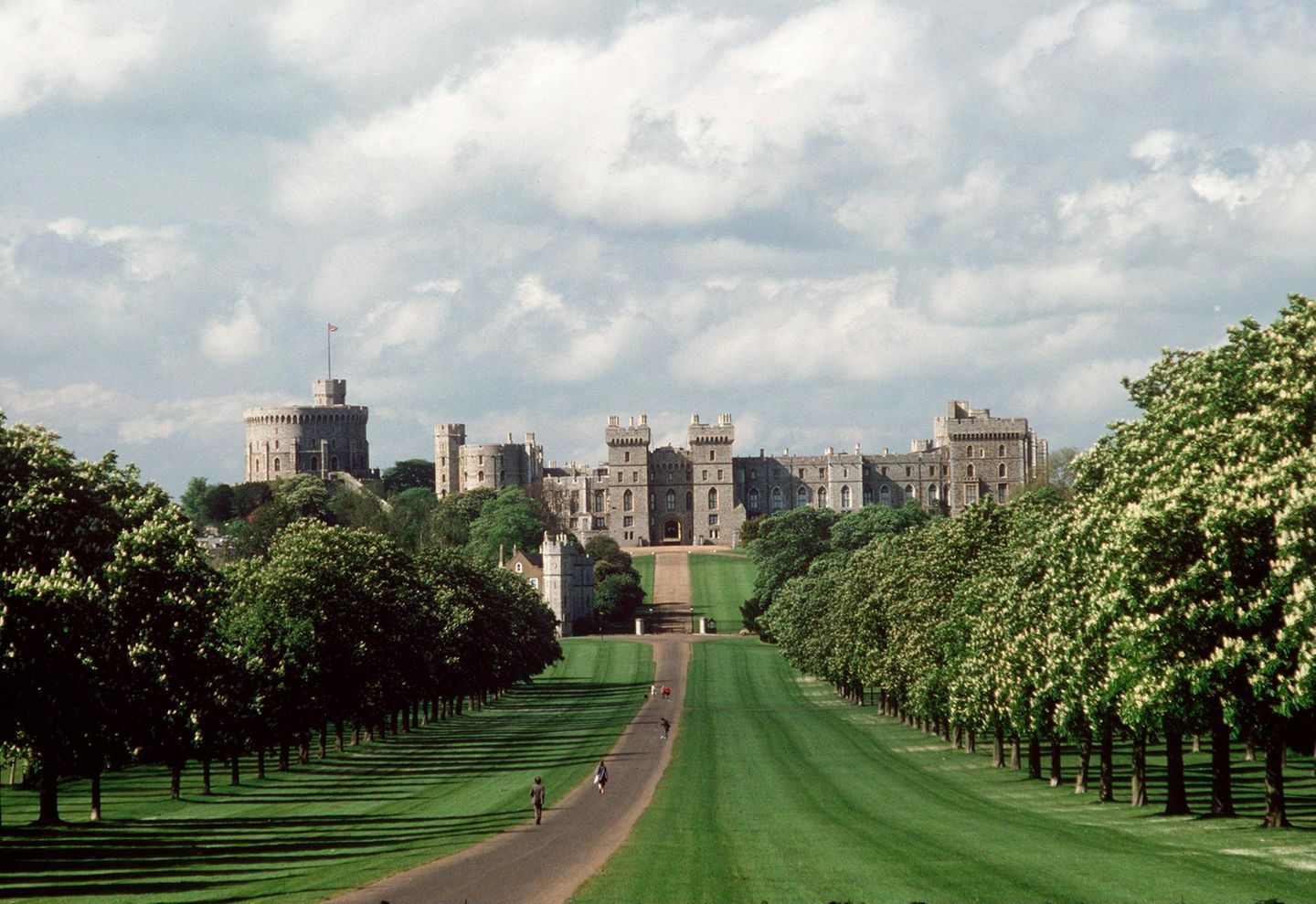 Schloss Windsor wird seit dem 11. Jahrhundert vom regierenden Monarchen als Residenz genutzt. Mit dem Ort verbindet die Queen besondere Erinnerungen: Im Zweiten Weltkrieg werden sie und Prinzessin Margaret hierhin in Sicherheit gebracht. Später verbringt die Queen mit ihrer eigenen Familie regelmäßig ihre Wochenenden auf dem Schloss, seit 2001 ist Windsor sogar ihr Hauptwohnsitz. 2018 heiraten zwei ihrer Enkel - erst Prinz Harry, dann Prinzessin Eugenie - in der St. George's Kapelle.