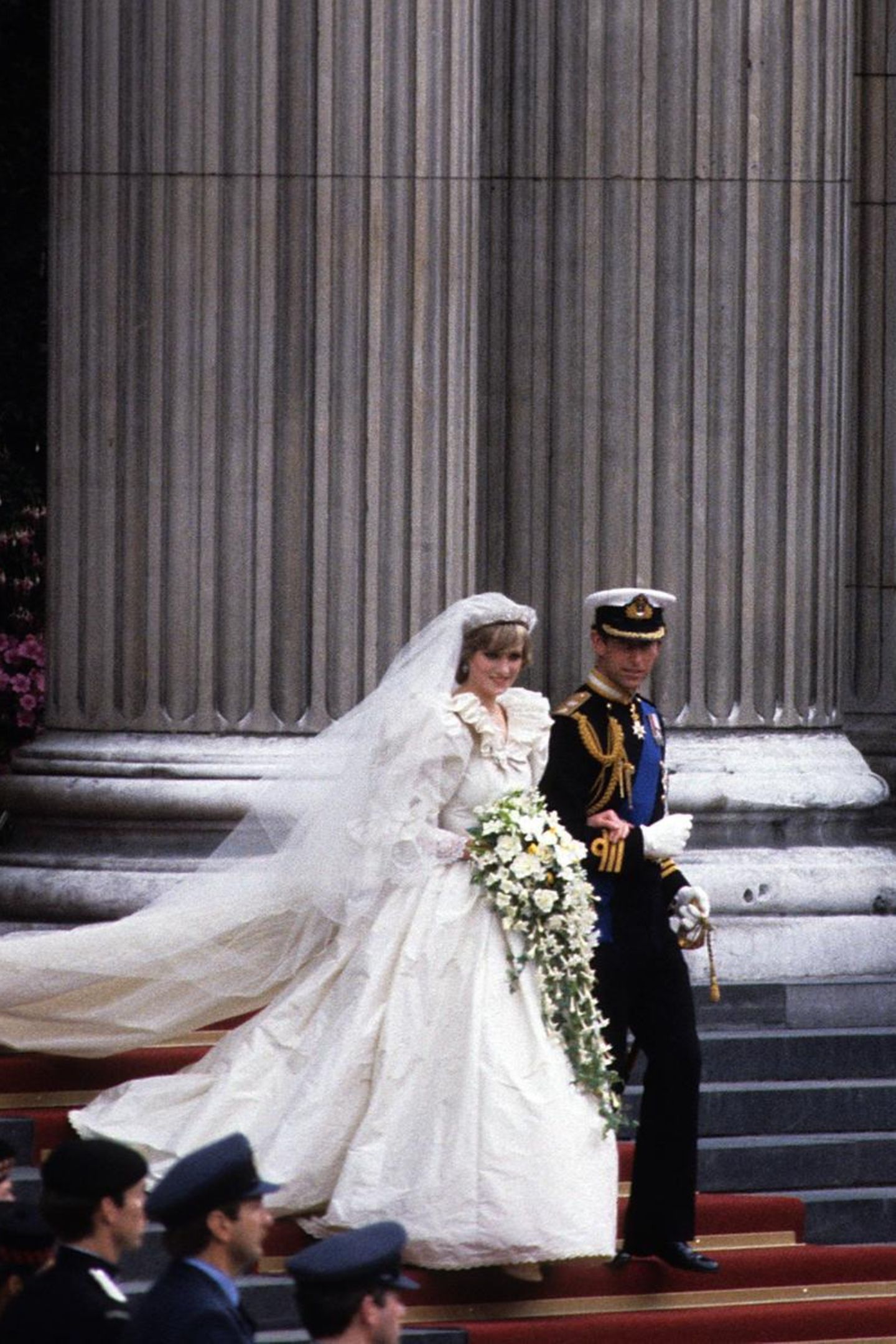Scheidung von Prinzessin Diana und Prinz Charles   Als Prinz Charles Lady Diana Spencer am 29. Juli 1981 in der St. Paul's Cathedral in London heiratet, sind Großbritannien und die ganze Welt im Freudentaumel. Endlich hat das Vereinigte Königreich eine künftige Königin! 750 Millionen Menschen verfolgen die Hochzeit des Jahrzehnts am Bildschirm. Was niemand ahnt: Dieses Märchen wird kein Happyend haben.