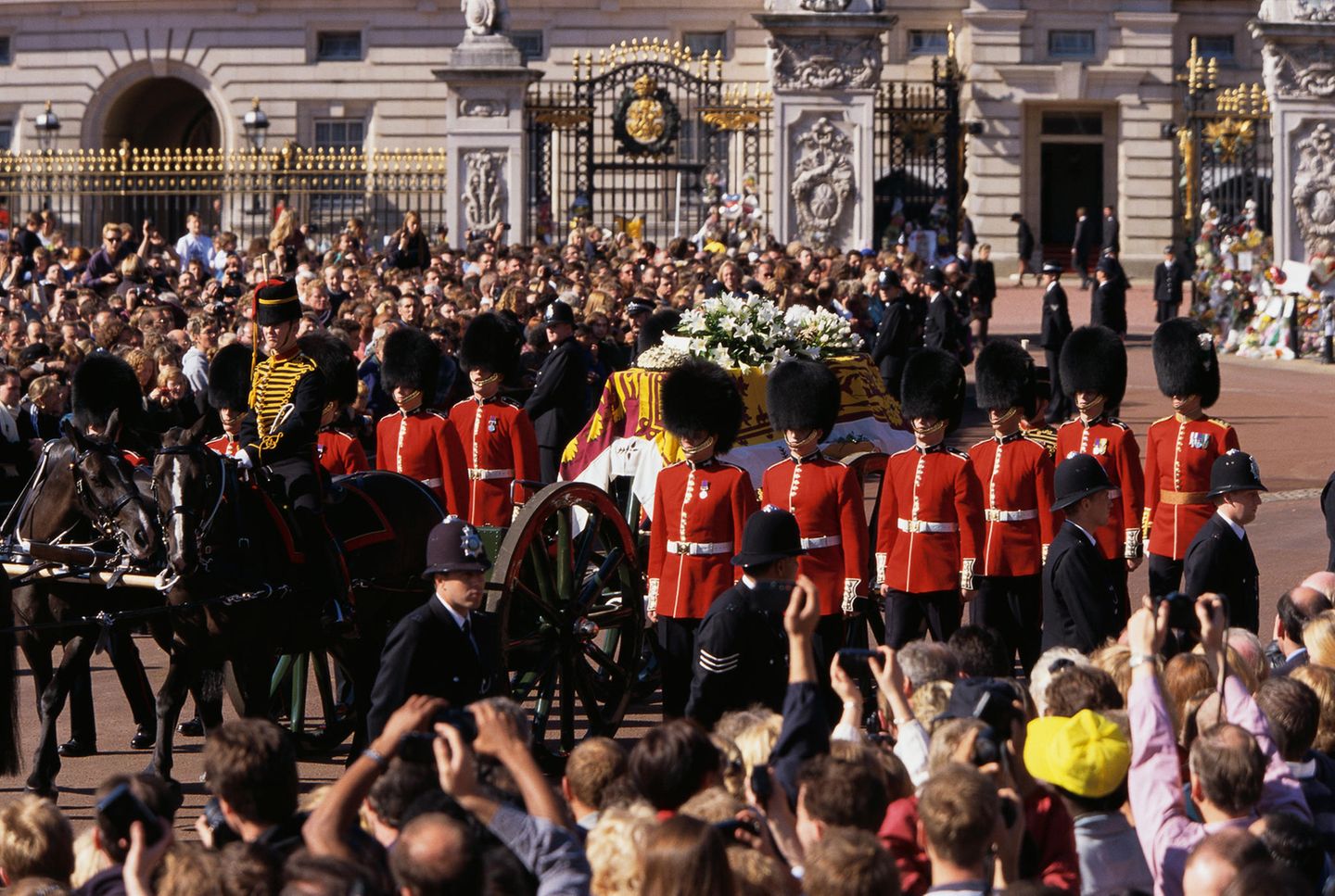 Am 6. September 1997 findet in London eine Trauerfeier für Diana statt - und die Queen tut etwas, dass sie nur äußert selten für jemanden tut: Als der Sarg Dianas an ihr vorbeifährt, neigt die Queen ihren Kopf, um ihrer Schwiegertochter Respekt zu zollen. 