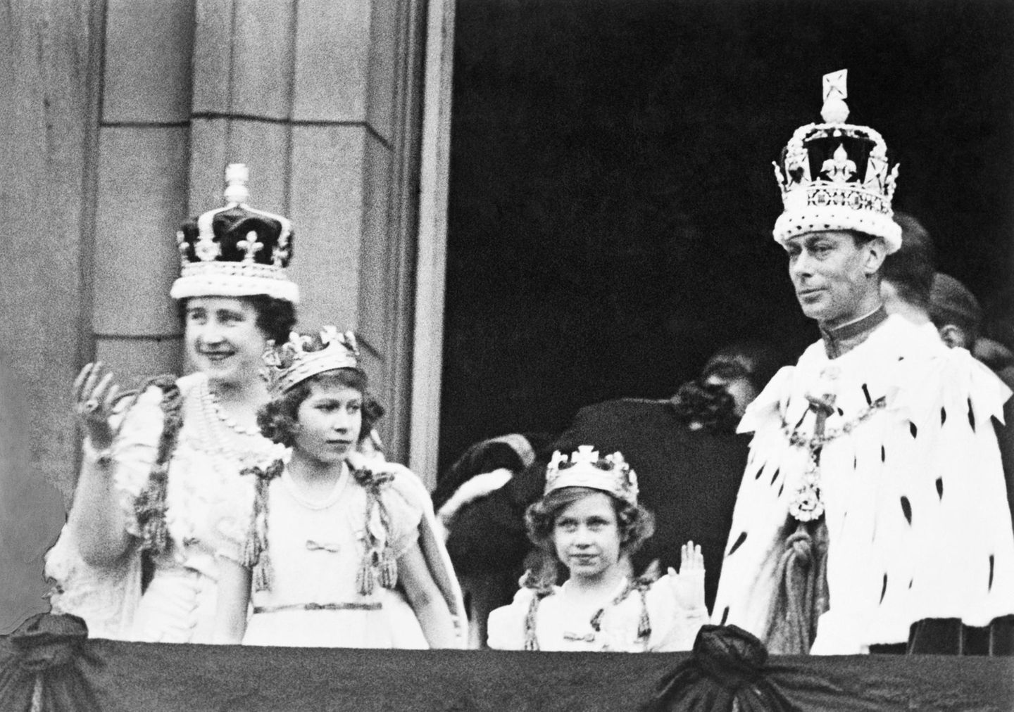 Durch die Abdankung Edwards wird das Schicksal von Queen Elizabeth besiegelt: Ihr Vater wird zu König George VI. ernannt und Elizabeth damit zu seiner Nachfolgerin. Am 12. Mai 1937 winken Königin Elizabeth (später bekannt als Queen Mum), Prinzessin Elizabeth, Prinzessin Margaret und der König  nach der Krönung vom Balkon des Buckingham Palastes.   Die unbeschwerte Kindheit des kleinen Mädchens, das eigentlich nie für den Thron vorgesehen war, ist somit vorbei. 