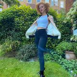 Anna Ermakova kann auch anders! Meist zeigt sich das Model recht freizügig und leicht bekleidet auf ihrem Instagram-Account, dieses Bild beweist jedoch: Anna sieht auch mit etwas mehr Stoff hinreißend aus. High-Waist-Jeans, Top und Blouson in Kombination mit Lack-Boots beweisen, dass das Model durchaus ein Gespür für Mode hat.