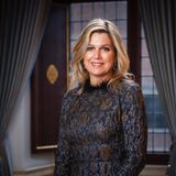 17. Mai 2020  Königin Máxima feiert heute ihren 49. Geburtstag. Zu diesem Anlass veröffentlicht das niederländische Königshaus ein elegantes Porträt auf dem Máxima - wie stets - wunderschön strahlt.