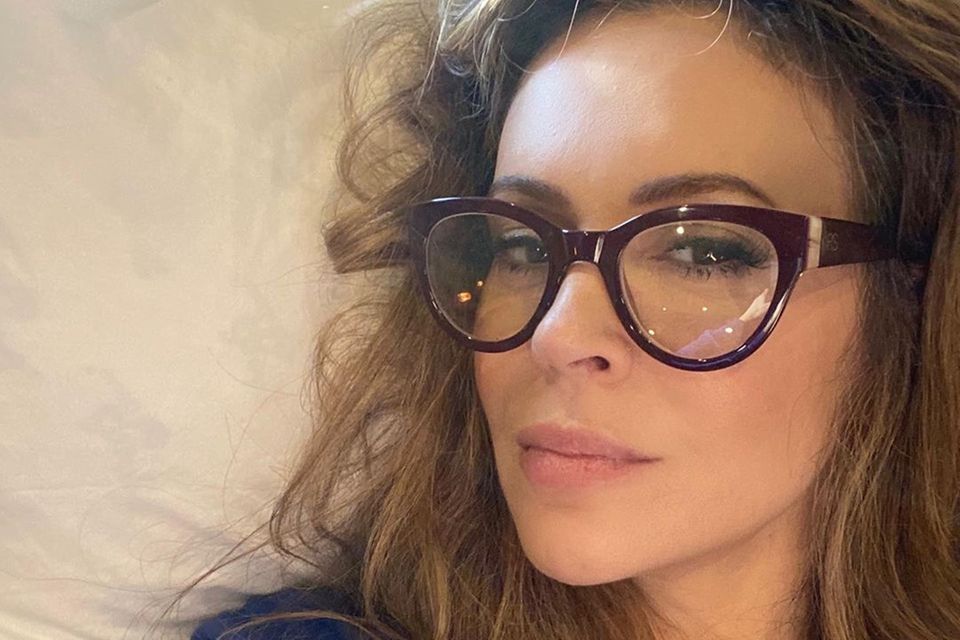 Vintage auf der Nase! Alyssa Milano zeigt sich auf Instagram mit einer stylischen Retro-Brille, die eine breite bordeauxfarbene Fassung und goldene Applikationen aufweist. Die Brille rahmt das wunderschöne Gesicht der "Charmed"-Darstellerin perfekt ein.