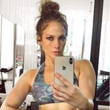 Was für eine Sportskanone! Dass Jennifer Lopez sich fit hält und viel Sport treibt, ist kein Geheimnis. Nun hat die Sängerin auf Instagram ein Selfie gepostet, das das Resultat ihres harten Trainings in Szene setzt - J.Los definierte Muskeln sind ein echter Hingucker. Dazu schreibt sie: "Wenn es dich nicht herausfordert, verändert es dich nicht".