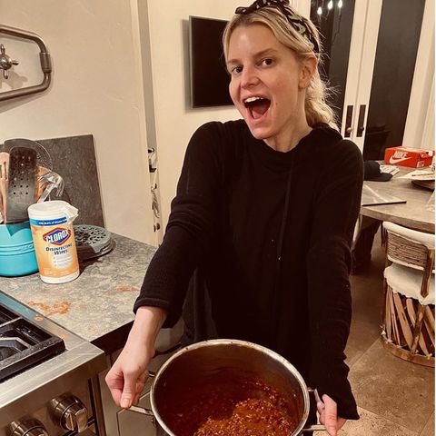 Vor 13 Jahren gewann Jessica Simpson mit ihrem Rezept einen Chili-Kochwettbewerb. Da man in Quarantäne-Zeiten viel Zeit hat nachzudenken, ist es ihr wieder eingefallen und so hat sie sich entschlossen, es jetzt einfach noch einmal zu kochen. Sieht lecker aus - schade, dass so viel Zeit vergangen ist.