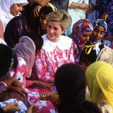 Prinzessin Diana (†36) zeigt sich 1986 in einem ähnlichen Look: Für ein Treffen mit Studentinnen einer Universität im Oman trägt sie ebenfalls ein pink-rot-geblümtes Kleid mit weißem Kragen. Es stammt aus der Feder des irischen Designers Paul Costelloe, der als einer der absoluten Lieblingsmodemacher von Diana gilt. 