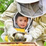 Ein bisschen Hilfe braucht Prinz Oscar aber noch von Mama Victoria. Dann klappt das auch mit dem Beruhigen der Bienen.