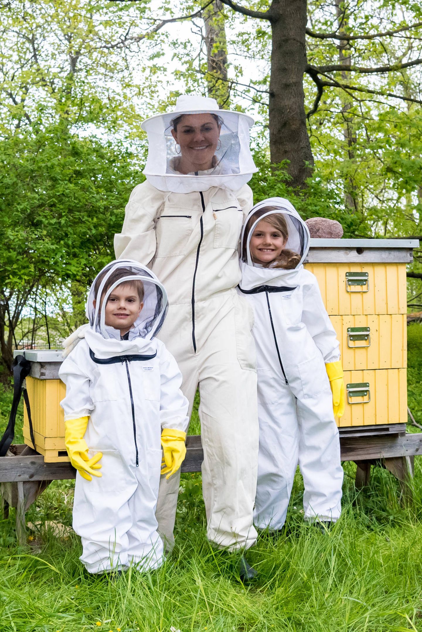 20. Mai 2020 Honigsüße neue Bilder von Schwedens Lieblingen! Am Tag der Bienen werden Prinzessin Estelle, Prinz Oscar und Mama Victoria zu Imkern.