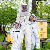 20. Mai 2020  Honigsüße neue Bilder von Schwedens Lieblingen! Am Tag der Bienen werden Prinzessin Estelle, Prinz Oscar und Mama Victoria zu Imkern.