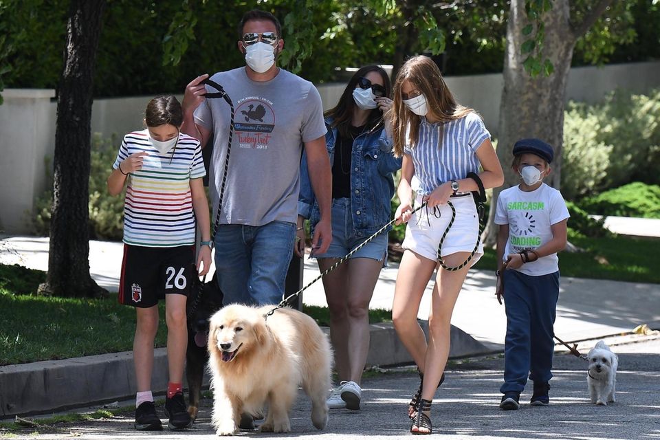 Katy Perry: Ben Affleck und Ana de Armes beim Spaziergang mit seinen Kindern Violet, Seraphina Rose, und Samuel Ben Affleck und Ana de Armes beim Spaziergang mit seinen Kindern Violet, Seraphina Rose, und Samuel